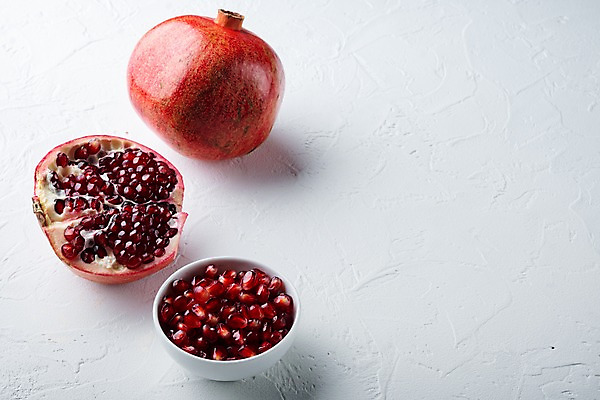 포토 JPG 해외이미지 그릇 단면 실내 사람없음 흰배경 석류 과일조각 석류알 카피스페이스 해외포토 식기 조각 백그라운드 과일 내부 공백 흰색 파일형식