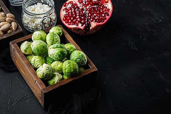 포토 JPG 해외이미지 검은배경 단면 유리병 치즈 실내 사람없음 나무상자 담기 석류 방울양배추 피스타치오 카피스페이스 해외포토 백그라운드 과일 모션 병_용기 유제품 내부 상자 검은색 공백 견과류 양배추 파일형식