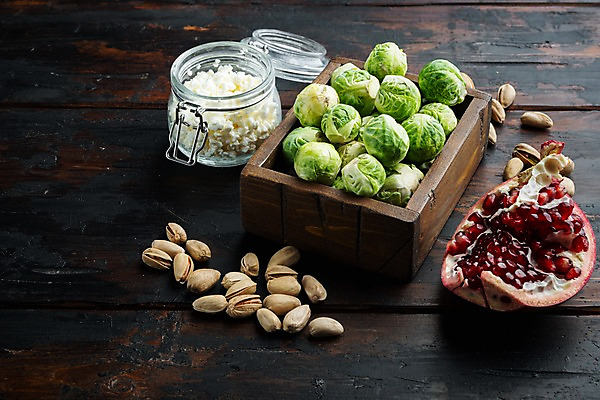 포토 JPG 해외이미지 유리병 치즈 실내 사람없음 나무상자 담기 석류 과일조각 나무탁자 방울양배추 석류알 피스타치오 해외포토 조각 과일 모션 탁자 병_용기 유제품 내부 상자 견과류 양배추 파일형식