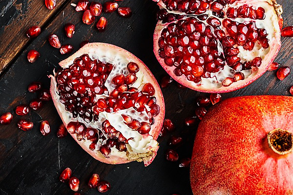 포토 JPG 해외이미지 단면 실내 근접촬영 사람없음 하이앵글 석류 과일조각 나무탁자 석류알 해외포토 뷰포인트 조각 과일 탁자 내부 파일형식