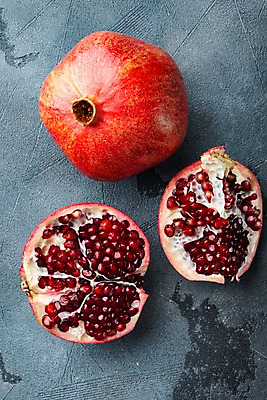 포토 JPG 해외이미지 회색배경 단면 실내 사람없음 하이앵글 석류 과일조각 석류알 해외포토 뷰포인트 조각 백그라운드 과일 내부 회색 파일형식