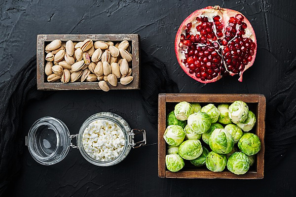 포토 JPG 해외이미지 검은배경 단면 유리병 치즈 실내 사람없음 하이앵글 나무상자 담기 석류 방울양배추 석류알 피스타치오 해외포토 뷰포인트 백그라운드 과일 모션 병_용기 유제품 내부 상자 검은색 견과류 양배추 파일형식