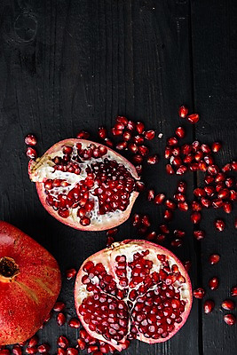 포토 JPG 해외이미지 검은배경 단면 실내 사람없음 하이앵글 석류 과일조각 석류알 해외포토 뷰포인트 조각 백그라운드 과일 내부 검은색 파일형식
