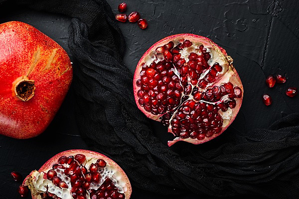 포토 JPG 해외이미지 검은배경 단면 실내 사람없음 하이앵글 석류 과일조각 석류알 해외포토 뷰포인트 조각 백그라운드 과일 내부 검은색 파일형식