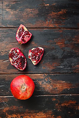 포토 JPG 해외이미지 실내 사람없음 하이앵글 석류 과일조각 나무탁자 석류알 카피스페이스 해외포토 뷰포인트 조각 과일 탁자 내부 공백 파일형식