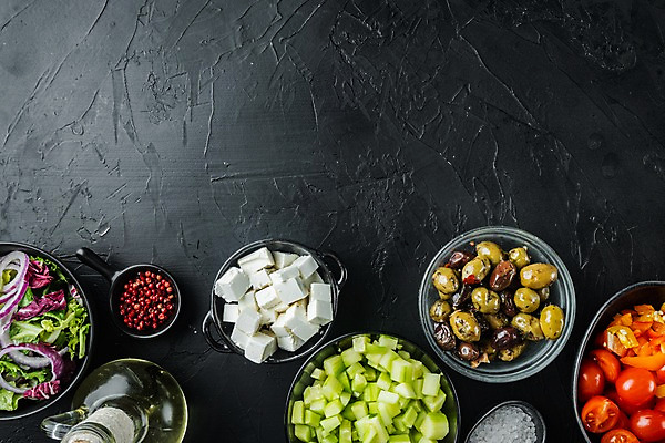 포토 JPG 해외이미지 그릇 방울토마토 검은배경 오이 치즈 사람없음 하이앵글 당근 샐러드 올리브오일 상추 올리브 채식 후추 다이어트음식 적양파 채식주의자 카피스페이스 비건음식 해외포토 식기 열매 음식 뷰포인트 백그라운드 다이어트 토마토 채소 양파 유제품 뿌리채소 검은색 공백 기름_음식 향신료 파일형식 비건