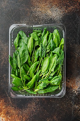 포토 JPG 해외이미지 사람없음 하이앵글 샐러드 채식 시금치 다이어트음식 채식주의자 플라스틱통 갈색배경 비건음식 해외포토 음식 뷰포인트 백그라운드 다이어트 채소 통 갈색 플라스틱 파일형식 비건
