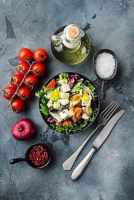 포토 JPG 해외이미지 그릇 포크 방울토마토 회색배경 치즈 파프리카 사람없음 하이앵글 샐러드 나이프 올리브오일 올리브 채식 소금 후추 다이어트음식 적양파 채식주의자 비건음식 해외포토 식기 열매 음식 뷰포인트 백그라운드 다이어트 토마토 채소 양파 유제품 회색 칼 기름_음식 향신료 파일형식 비건