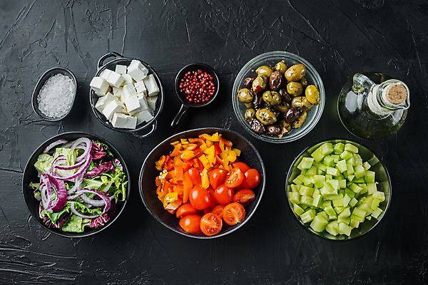 포토 JPG 해외이미지 그릇 방울토마토 검은배경 오이 치즈 사람없음 하이앵글 당근 샐러드 올리브오일 상추 올리브 채식 소금 후추 다이어트음식 적양파 채식주의자 비건음식 해외포토 식기 열매 음식 뷰포인트 백그라운드 다이어트 토마토 채소 양파 유제품 뿌리채소 검은색 기름_음식 향신료 파일형식 비건