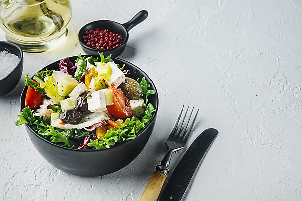 포토 JPG 해외이미지 그릇 포크 사람없음 샐러드 나이프 올리브오일 흰배경 채식 소금 후추 다이어트음식 채식주의자 비건음식 해외포토 식기 음식 백그라운드 다이어트 흰색 칼 기름_음식 향신료 파일형식 비건