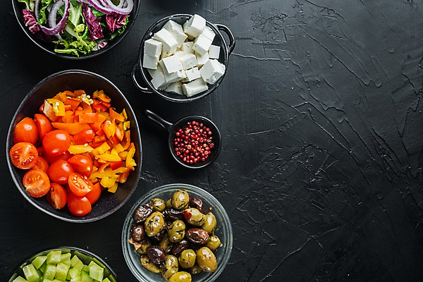포토 JPG 해외이미지 그릇 방울토마토 검은배경 오이 치즈 사람없음 하이앵글 당근 샐러드 상추 올리브 채식 후추 다이어트음식 적양파 채식주의자 카피스페이스 비건음식 해외포토 식기 열매 음식 뷰포인트 백그라운드 다이어트 토마토 채소 양파 유제품 뿌리채소 검은색 공백 향신료 파일형식 비건