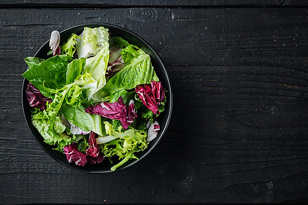 포토 JPG 해외이미지 그릇 검은배경 사람없음 하이앵글 샐러드 상추 채식 다이어트음식 적양배추 채식주의자 카피스페이스 비건음식 해외포토 식기 음식 뷰포인트 백그라운드 다이어트 채소 검은색 공백 양배추 파일형식 비건