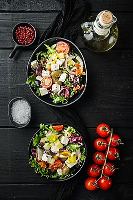 포토 JPG 해외이미지 그릇 방울토마토 검은배경 치즈 파프리카 사람없음 하이앵글 샐러드 올리브오일 올리브 채식 소금 후추 다이어트음식 채식주의자 비건음식 해외포토 식기 열매 음식 뷰포인트 백그라운드 다이어트 토마토 채소 유제품 검은색 기름_음식 향신료 파일형식 비건