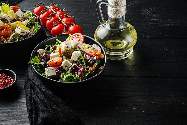 포토 JPG 해외이미지 그릇 방울토마토 검은배경 치즈 사람없음 샐러드 올리브오일 상추 올리브 채식 후추 다이어트음식 적양파 채식주의자 비건음식 해외포토 식기 열매 음식 백그라운드 다이어트 토마토 채소 양파 유제품 검은색 기름_음식 향신료 파일형식 비건