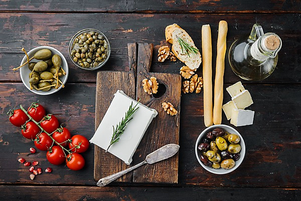 포토 JPG 해외이미지 그릇 빵 방울토마토 치즈 사람없음 하이앵글 샐러드 소시지 올리브오일 올리브 채식 로즈메리 다이어트음식 나무도마 나무탁자 석류알 잼나이프 채식주의자 비건음식 해외포토 식기 열매 음식 뷰포인트 다이어트 토마토 탁자 유제품 도마 목재 가공식품 나이프 기름_음식 허브 석류 파일형식 비건