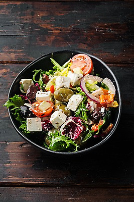 포토 JPG 해외이미지 그릇 채소 방울토마토 치즈 사람없음 샐러드 상추 올리브 채식 다이어트음식 나무탁자 적양파 채식주의자 비건음식 해외포토 식기 열매 음식 다이어트 토마토 탁자 양파 유제품 파일형식 비건