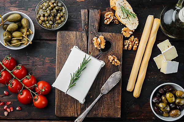 포토 JPG 해외이미지 그릇 빵 방울토마토 치즈 사람없음 하이앵글 샐러드 소시지 올리브오일 올리브 채식 호두 로즈메리 다이어트음식 나무도마 나무탁자 석류알 잼나이프 채식주의자 비건음식 해외포토 식기 열매 음식 뷰포인트 다이어트 토마토 탁자 유제품 도마 목재 견과류 가공식품 나이프 기름_음식 허브 석류 파일형식 비건