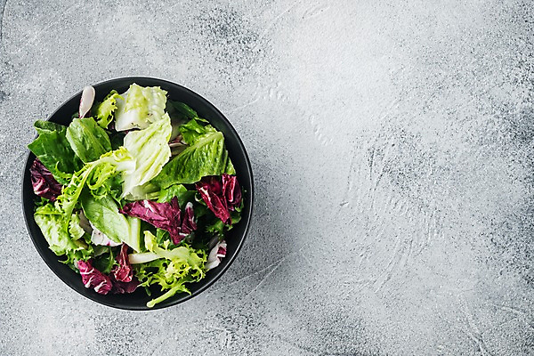 포토 JPG 해외이미지 그릇 회색배경 사람없음 하이앵글 샐러드 상추 채식 다이어트음식 적양배추 채식주의자 카피스페이스 비건음식 해외포토 식기 음식 뷰포인트 백그라운드 다이어트 채소 공백 회색 양배추 파일형식 비건