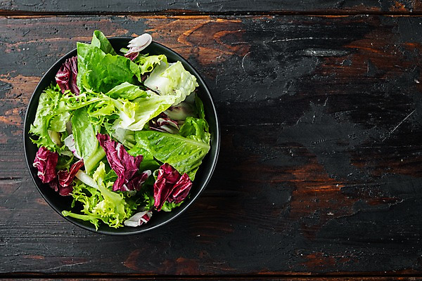 포토 JPG 해외이미지 그릇 사람없음 하이앵글 샐러드 상추 채식 다이어트음식 나무탁자 적양배추 채식주의자 카피스페이스 비건음식 해외포토 식기 음식 뷰포인트 다이어트 채소 탁자 공백 양배추 파일형식 비건