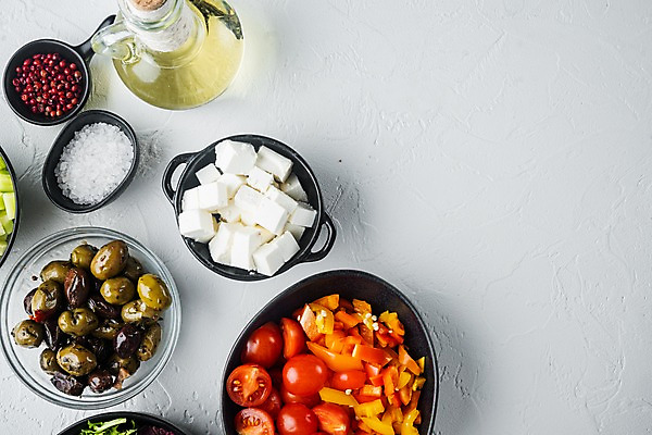 포토 JPG 해외이미지 그릇 방울토마토 치즈 사람없음 하이앵글 샐러드 올리브오일 흰배경 올리브 채식 소금 후추 다이어트음식 채식주의자 카피스페이스 비건음식 해외포토 식기 열매 음식 뷰포인트 백그라운드 다이어트 토마토 유제품 공백 흰색 기름_음식 향신료 파일형식 비건