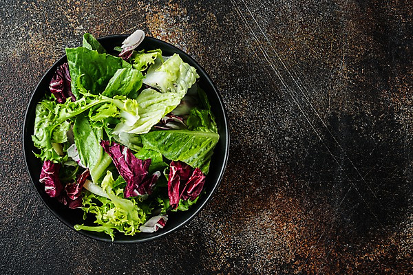 포토 JPG 해외이미지 그릇 사람없음 하이앵글 샐러드 상추 채식 다이어트음식 적양배추 채식주의자 카피스페이스 갈색배경 비건음식 해외포토 식기 음식 뷰포인트 백그라운드 다이어트 채소 갈색 공백 양배추 파일형식 비건