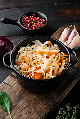 포토 JPG 해외이미지 그릇 마늘 사람없음 당근 샐러드 채식 후추 다이어트음식 나무도마 나무탁자 채식주의자 비건음식 해외포토 식기 음식 다이어트 채소 탁자 뿌리채소 도마 목재 향신료 파일형식 비건