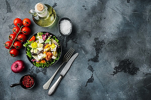 포토 JPG 해외이미지 그릇 포크 방울토마토 회색배경 치즈 파프리카 사람없음 하이앵글 샐러드 나이프 올리브오일 상추 채식 소금 후추 다이어트음식 적양파 채식주의자 카피스페이스 비건음식 해외포토 식기 음식 뷰포인트 백그라운드 다이어트 토마토 채소 양파 유제품 공백 회색 칼 기름_음식 향신료 파일형식 비건