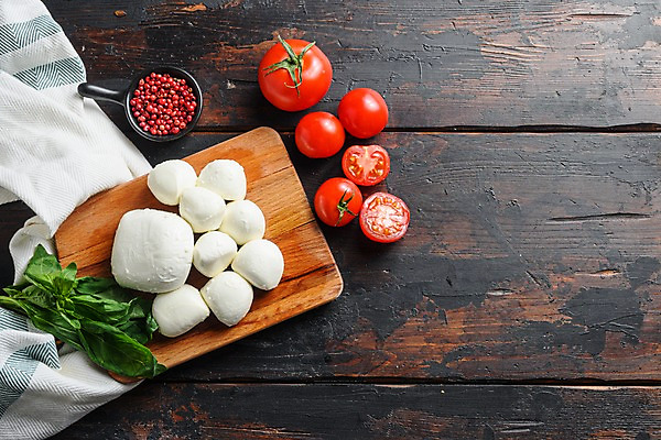 포토 JPG 해외이미지 그릇 토마토 방울토마토 사람없음 하이앵글 샐러드 채식 후추 바질 다이어트음식 나무도마 나무탁자 모짜렐라치즈 채식주의자 카피스페이스 비건음식 해외포토 식기 음식 뷰포인트 다이어트 채소 탁자 치즈 도마 목재 공백 향신료 파일형식 비건