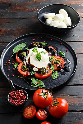 포토 JPG 해외이미지 그릇 접시 토마토 방울토마토 사람없음 샐러드 채식 후추 바질 다이어트음식 나무탁자 모짜렐라치즈 발사믹소스 채식주의자 플레이팅 비건음식 해외포토 식기 음식 다이어트 채소 탁자 치즈 소스_음식 상차림 향신료 파일형식 비건