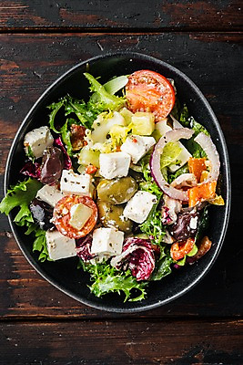 포토 JPG 해외이미지 그릇 방울토마토 치즈 사람없음 하이앵글 샐러드 올리브오일 상추 올리브 채식 다이어트음식 나무탁자 적양배추 적양파 채식주의자 비건음식 해외포토 식기 열매 음식 뷰포인트 다이어트 토마토 채소 탁자 양파 유제품 기름_음식 양배추 파일형식 비건