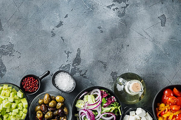 포토 JPG 해외이미지 그릇 방울토마토 회색배경 오이 치즈 사람없음 하이앵글 당근 샐러드 올리브오일 상추 올리브 채식 소금 후추 다이어트음식 적양파 채식주의자 카피스페이스 비건음식 해외포토 식기 열매 음식 뷰포인트 백그라운드 다이어트 토마토 채소 양파 유제품 뿌리채소 공백 회색 기름_음식 향신료 파일형식 비건