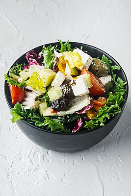 포토 JPG 해외이미지 그릇 채소 방울토마토 치즈 사람없음 샐러드 흰배경 올리브 채식 다이어트음식 채식주의자 비건음식 해외포토 식기 열매 음식 백그라운드 다이어트 토마토 유제품 흰색 파일형식 비건