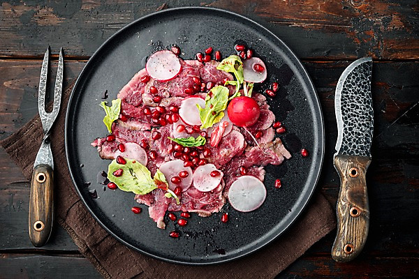 포토 JPG 해외이미지 접시 포크 사람없음 하이앵글 샐러드 채식 식칼 다이어트음식 나무탁자 석류알 채식주의자 카르파쵸 적환무 비건음식 해외포토 식기 음식 뷰포인트 다이어트 탁자 주방용품 무 석류 파일형식 비건