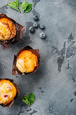 포토 JPG 해외이미지 회색배경 디저트 실내 사람없음 세개 달콤 허브 블루베리 머핀 블루베리머핀 카피스페이스 해외포토 식물 음식 빵 백그라운드 과일 3 내부 공백 회색 맛 파일형식