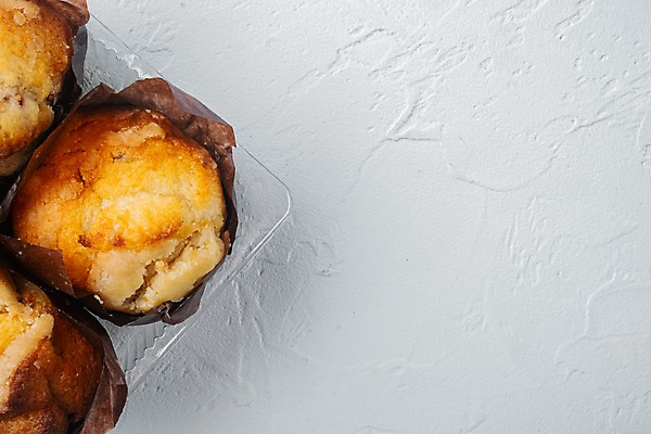 포토 JPG 해외이미지 디저트 실내 근접촬영 사람없음 세개 달콤 흰배경 머핀 블루베리머핀 포장용기 카피스페이스 해외포토 음식 빵 뷰포인트 백그라운드 3 내부 공백 흰색 맛 포장재료 파일형식