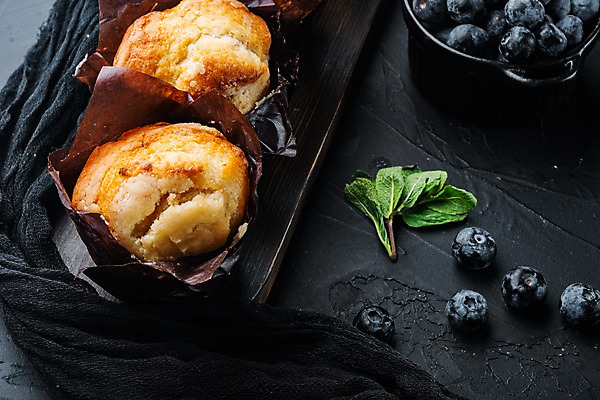 포토 JPG 해외이미지 검은배경 디저트 실내 사람없음 두개 달콤 허브 블루베리 머핀 나무도마 블루베리머핀 해외포토 식물 음식 빵 백그라운드 2 과일 도마 내부 목재 검은색 맛 파일형식