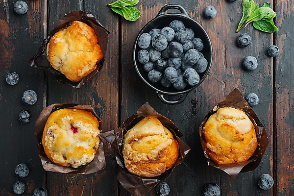 포토 JPG 해외이미지 그릇 디저트 실내 사람없음 하이앵글 여러개 달콤 허브 담기 블루베리 머핀 블루베리머핀 나무배경 해외포토 식물 식기 음식 빵 뷰포인트 다수 백그라운드 과일 모션 내부 맛 파일형식