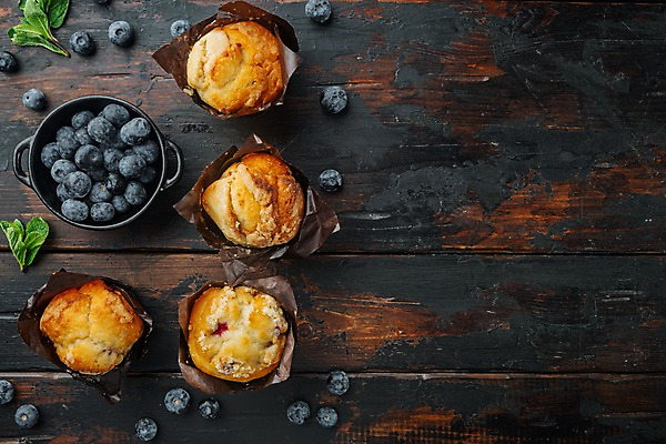 포토 JPG 해외이미지 그릇 디저트 실내 사람없음 하이앵글 여러개 달콤 허브 담기 블루베리 머핀 블루베리머핀 카피스페이스 나무배경 해외포토 식물 식기 음식 빵 뷰포인트 다수 백그라운드 과일 모션 내부 공백 맛 파일형식