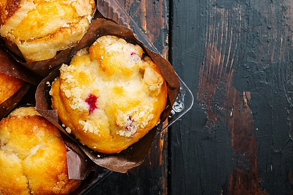 포토 JPG 해외이미지 디저트 실내 근접촬영 사람없음 하이앵글 달콤 머핀 블루베리머핀 포장용기 카피스페이스 나무배경 해외포토 음식 빵 뷰포인트 백그라운드 내부 공백 맛 포장재료 파일형식