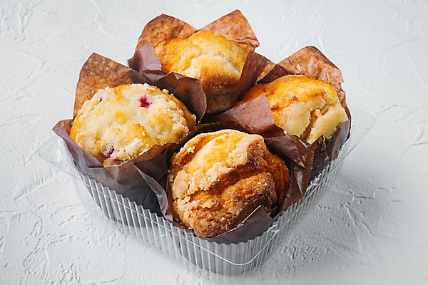 포토 JPG 해외이미지 디저트 실내 사람없음 여러개 달콤 흰배경 담기 머핀 블루베리머핀 포장용기 해외포토 음식 빵 다수 백그라운드 모션 내부 흰색 맛 포장재료 파일형식