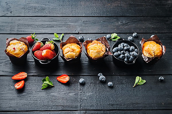 포토 JPG 해외이미지 그릇 딸기 검은배경 디저트 실내 사람없음 달콤 허브 담기 블루베리 일렬 머핀 블루베리머핀 해외포토 식물 식기 음식 빵 백그라운드 과일 모션 내부 검은색 맛 파일형식