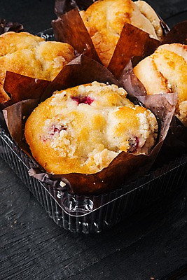 포토 JPG 해외이미지 검은배경 디저트 실내 근접촬영 사람없음 여러개 달콤 담기 머핀 블루베리머핀 포장용기 해외포토 음식 빵 뷰포인트 다수 백그라운드 모션 내부 검은색 맛 포장재료 파일형식