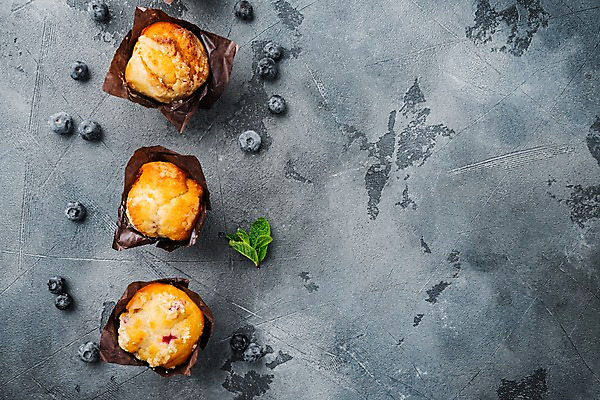 포토 JPG 해외이미지 회색배경 디저트 실내 사람없음 세개 달콤 허브 블루베리 일렬 머핀 블루베리머핀 카피스페이스 해외포토 식물 음식 빵 백그라운드 과일 3 내부 공백 회색 맛 파일형식