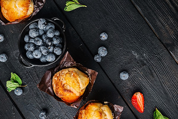 포토 JPG 해외이미지 그릇 딸기 검은배경 디저트 실내 사람없음 달콤 허브 담기 블루베리 일렬 머핀 블루베리머핀 해외포토 식물 식기 음식 빵 백그라운드 과일 모션 내부 검은색 맛 파일형식