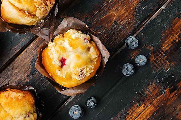 포토 JPG 해외이미지 디저트 실내 근접촬영 사람없음 세개 달콤 블루베리 머핀 블루베리머핀 나무배경 해외포토 음식 빵 뷰포인트 백그라운드 과일 3 내부 맛 파일형식