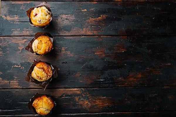 포토 JPG 해외이미지 디저트 실내 사람없음 여러개 달콤 일렬 머핀 블루베리머핀 카피스페이스 나무배경 해외포토 음식 빵 다수 백그라운드 내부 공백 맛 파일형식