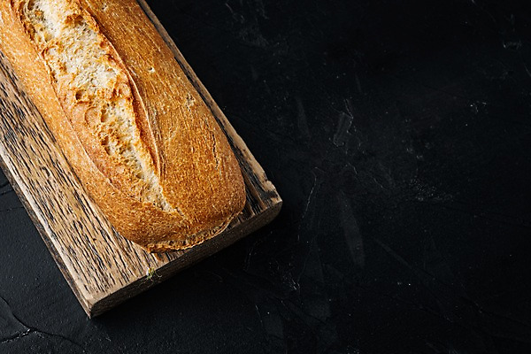포토 JPG 해외이미지 검은배경 실내 사람없음 바게트 나무도마 카피스페이스 해외포토 빵 백그라운드 도마 내부 목재 검은색 공백 파일형식