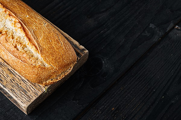 포토 JPG 해외이미지 검은배경 실내 사람없음 바게트 나무도마 카피스페이스 해외포토 빵 백그라운드 도마 내부 목재 검은색 공백 파일형식