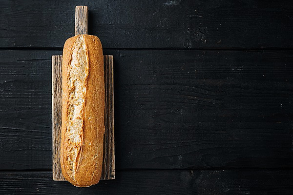 포토 JPG 해외이미지 검은배경 실내 사람없음 바게트 나무도마 카피스페이스 해외포토 빵 백그라운드 도마 내부 목재 검은색 공백 파일형식