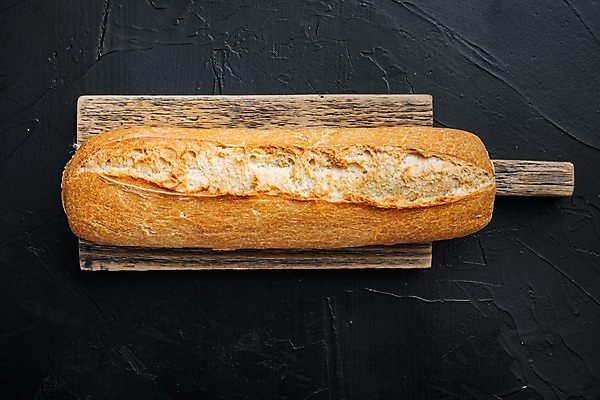 포토 JPG 해외이미지 검은배경 실내 사람없음 바게트 나무도마 해외포토 빵 백그라운드 도마 내부 목재 검은색 파일형식